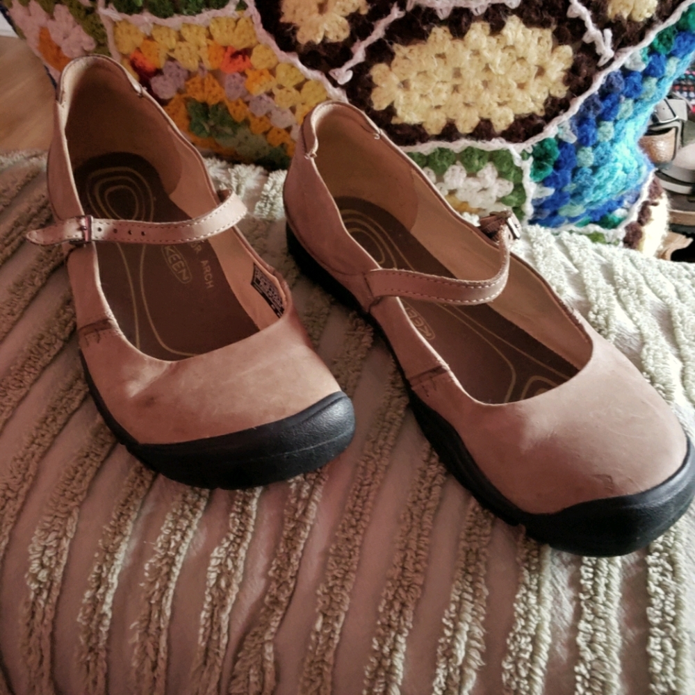 Like new KEEN maryjane leather